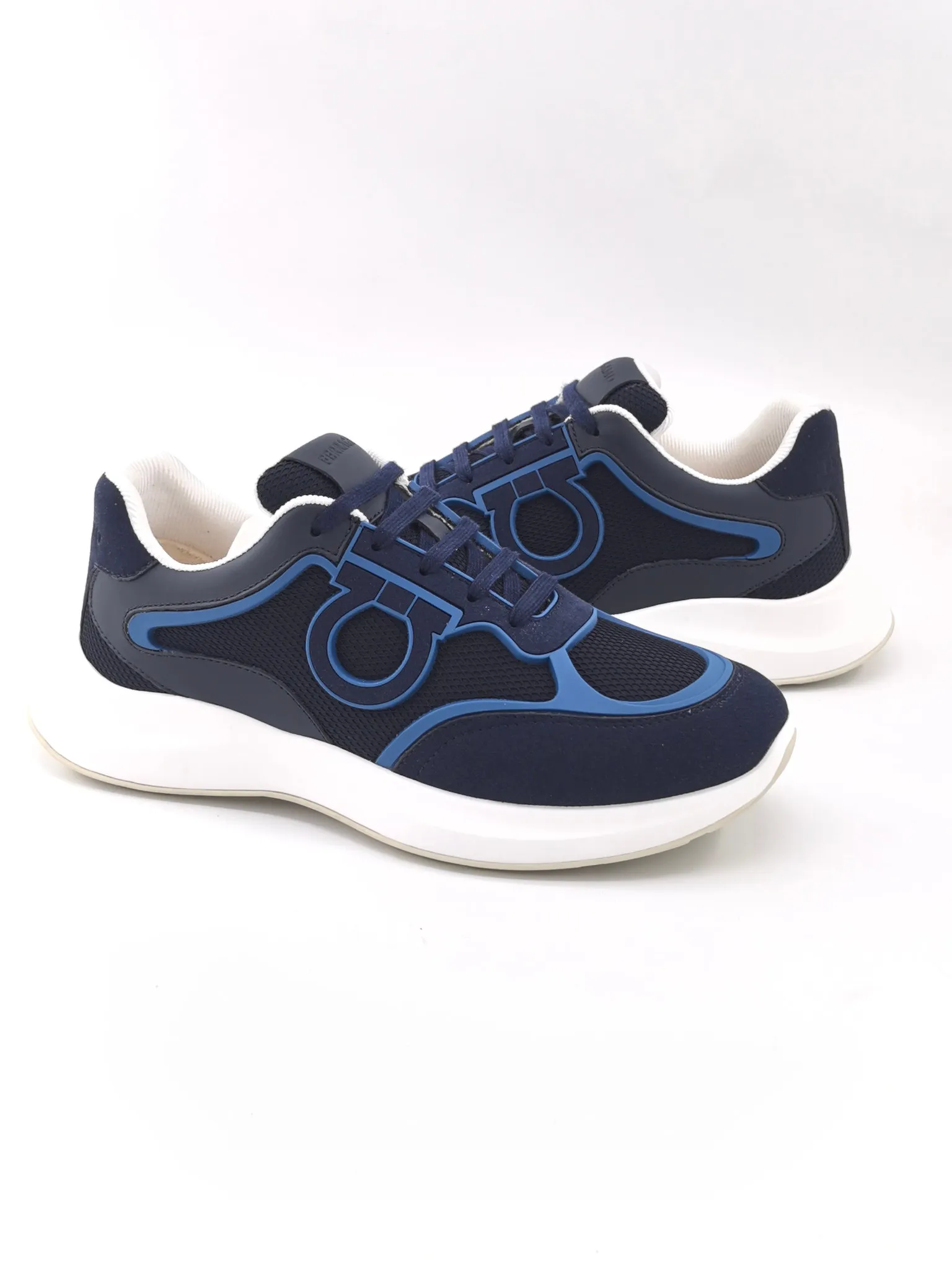 [Ferragamo] Top P: 740💰 Size: 39~44 (38 45 custom-made, non-refundable) 2025 Ferragamo men's new casual sports shoes, sports fashion charm, classic matching colors, elegant style and casual charm complement each other, showing urban fashion style. Rich colors interweave with modern charm, and simple lines outline the silhouette of the bag, interpreting casual aesthetics. Imported calfskin + first layer suede + TPU outsole